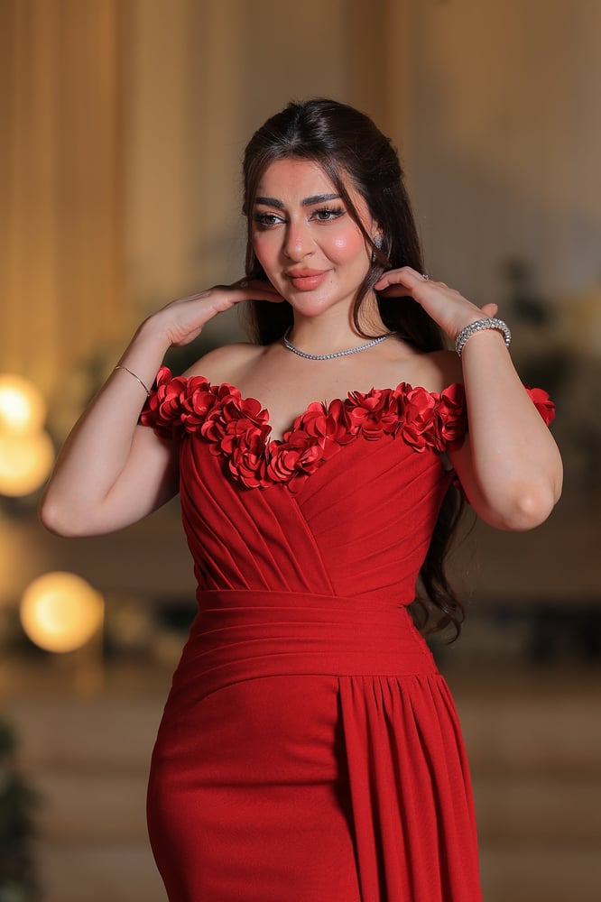 فستان سهرة أحمر طويل أوف شولدر مزين بالورود تصميم فخم بفتحة أمامية