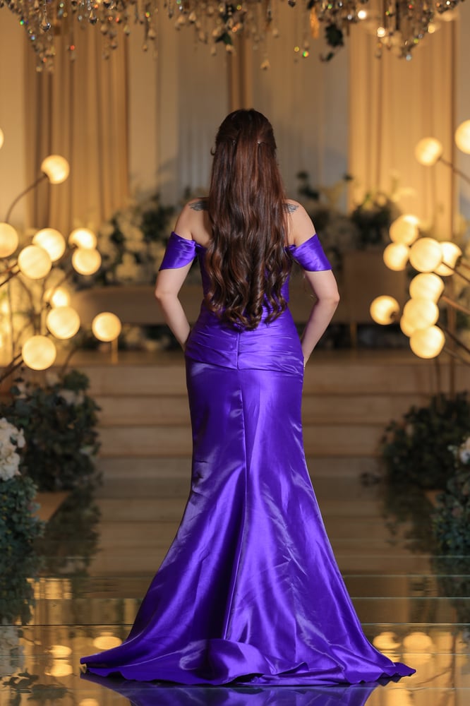 فستان سهرات ملكي ساتان أرجواني Off-Shoulder مع انسيابية فاخرة وتصميم