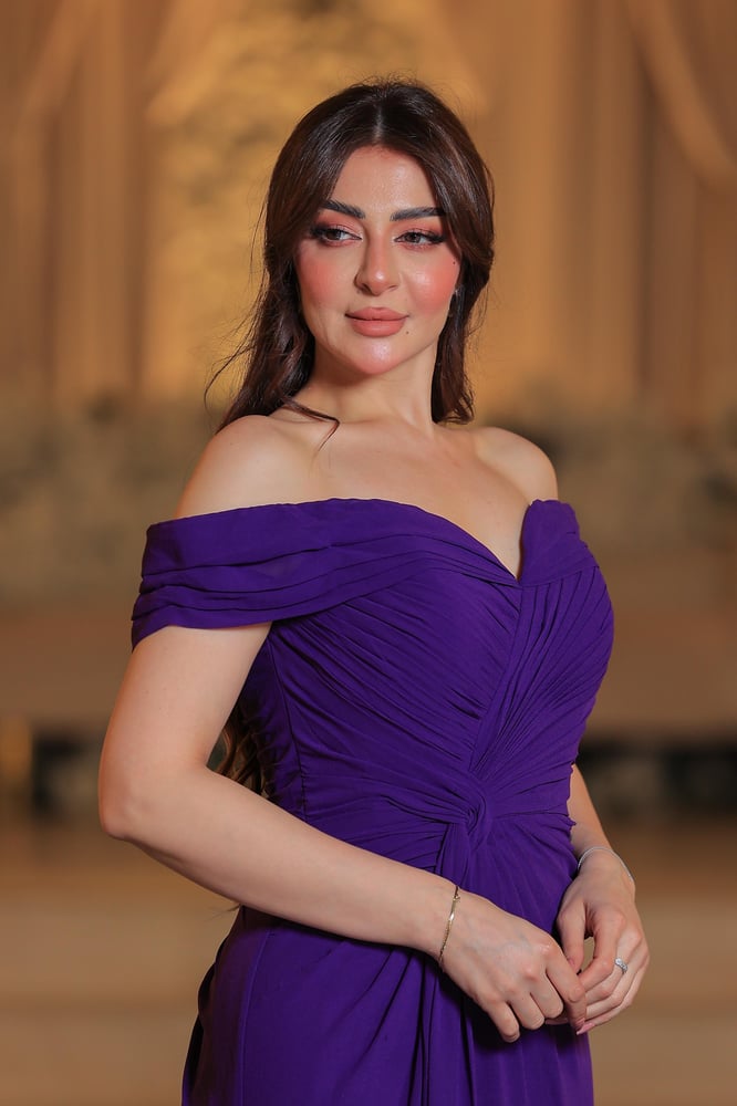 فستان يتميّز بتصميم أنيق وفاخر، بلونه البنفسجي الملكي الجذّاب