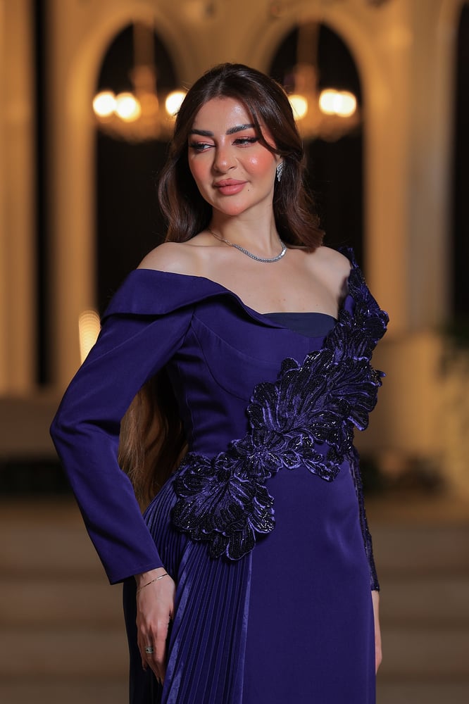 فستان سهرة موف بنفسجي ملكي بتصميم كتف واحد يعكس فخامة استثنائية