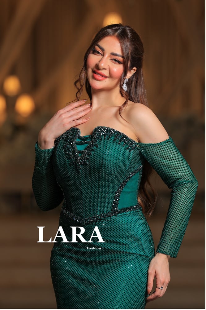 فستان سهرة فاخر بتصميم مميز يجمع بين الأناقة والفخامة