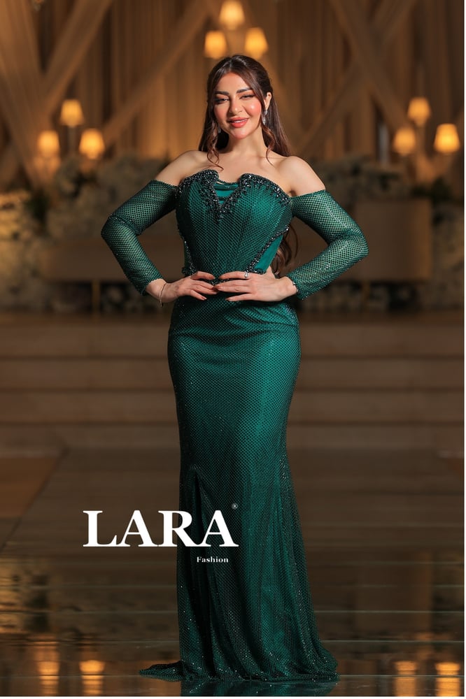 فستان سهرة فاخر بتصميم مميز يجمع بين الأناقة والفخامة