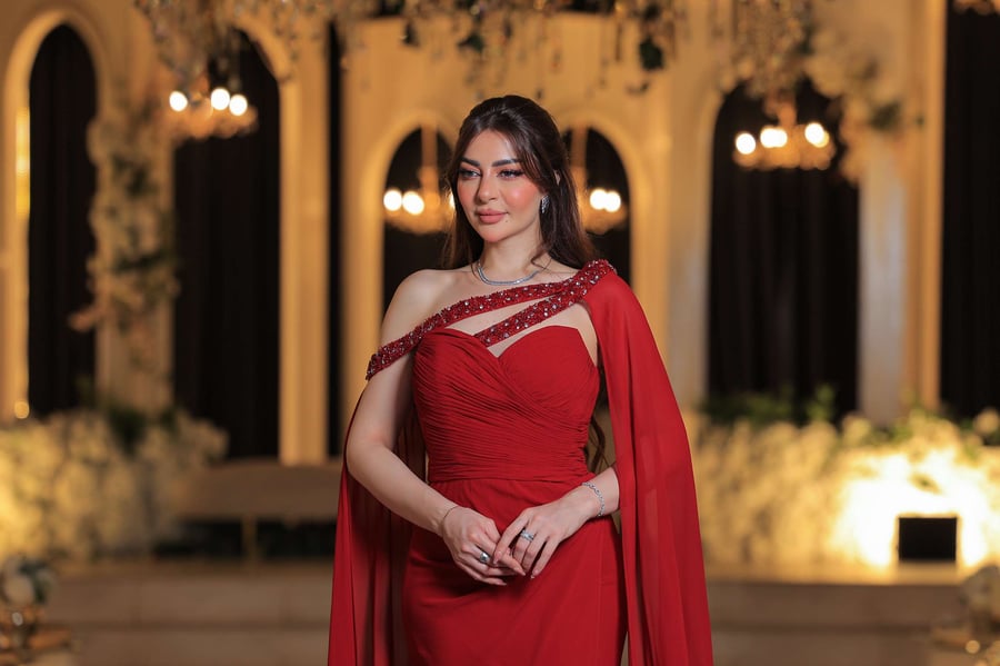 فستان سهرة أحمر فاخر بتصميم كيب منسدل وتطريز كريستالي