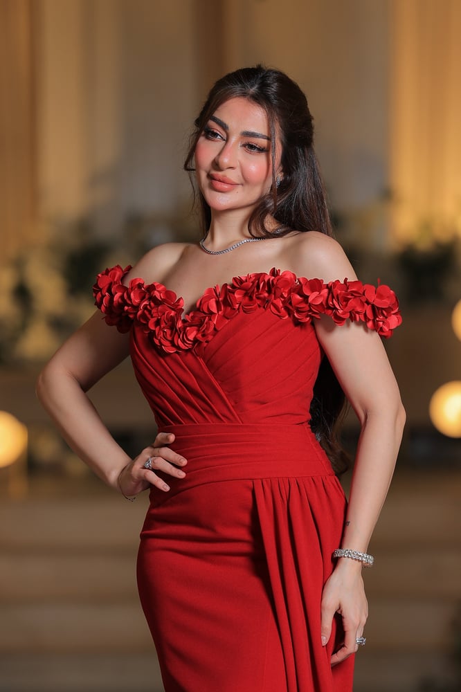 فستان سهرة أحمر طويل أوف شولدر مزين بالورود تصميم فخم بفتحة أمامية
