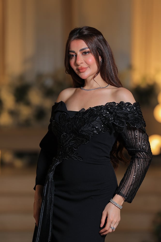 فستان سهرة أسود فاخر بتطريز يدوي وأكتاف ساقطة