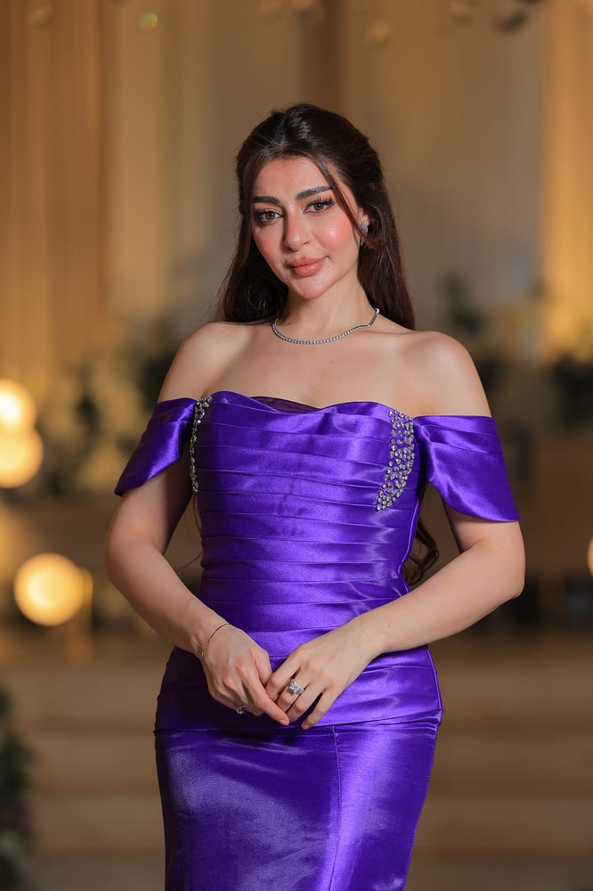 فستان سهرات ملكي ساتان أرجواني Off-Shoulder مع انسيابية فاخرة وتصميم