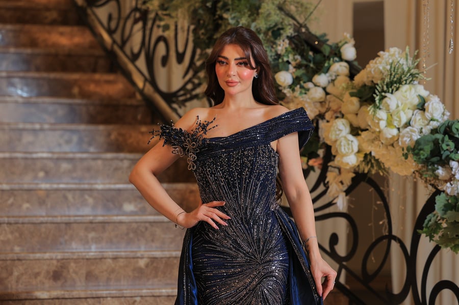 فستان سهرة فاخر بلون كحلي ، يتميز بتصميم أوف شولدر كتف مكشوف