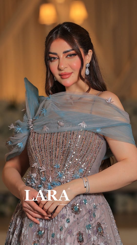 فستان ملكي بتطريز فاخر ولمسة ساحرة من الكريستال"