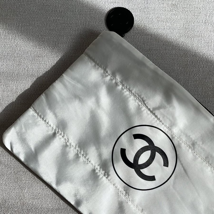 White Chanel bumper with cloth bag