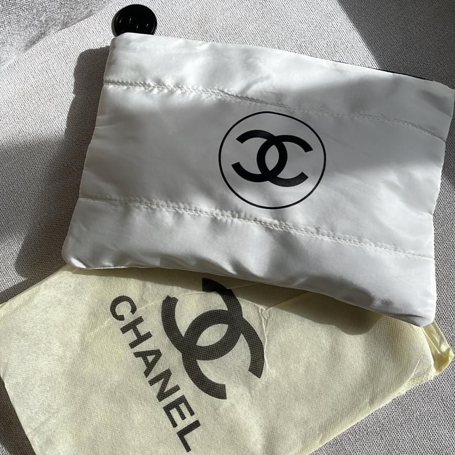White Chanel bumper with cloth bag