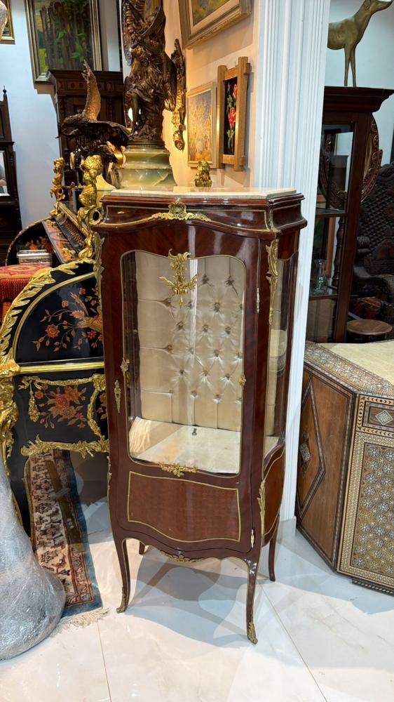 خزنة عرض فرنسية فاخرة بطابع القصور