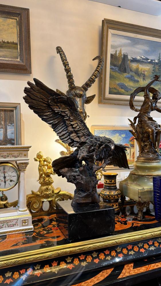 تحفة نسر برونزية فاخرة على قاعدة رخام إسباني
