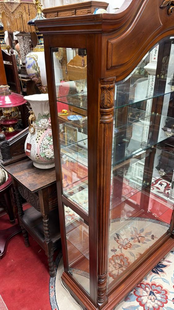 خزانة عرض زجاجية كلاسيكية بإضاءة داخلية