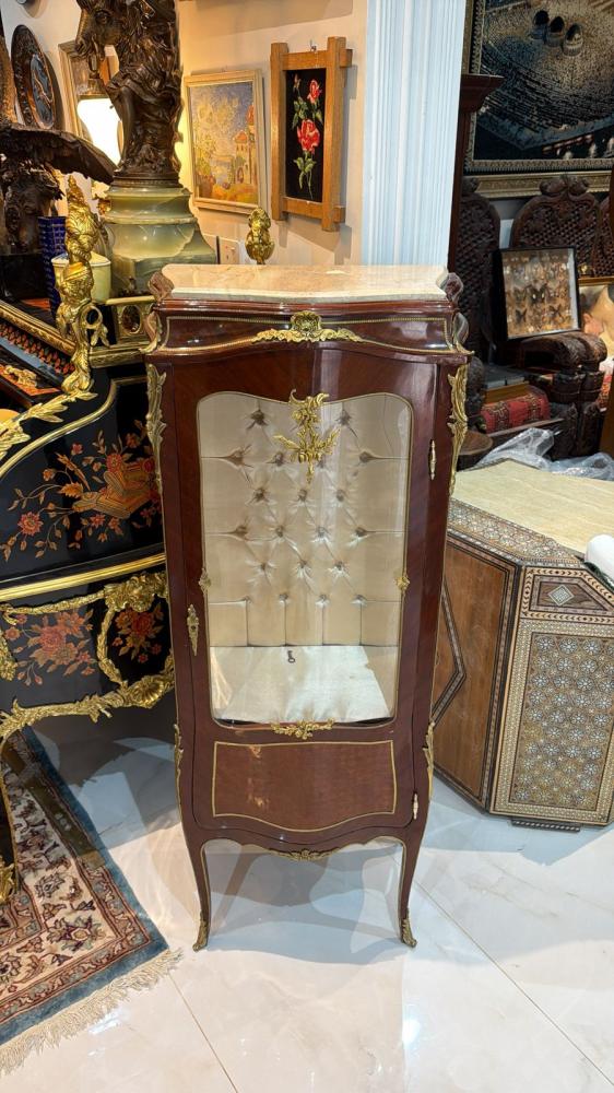خزنة عرض فرنسية فاخرة بطابع القصور