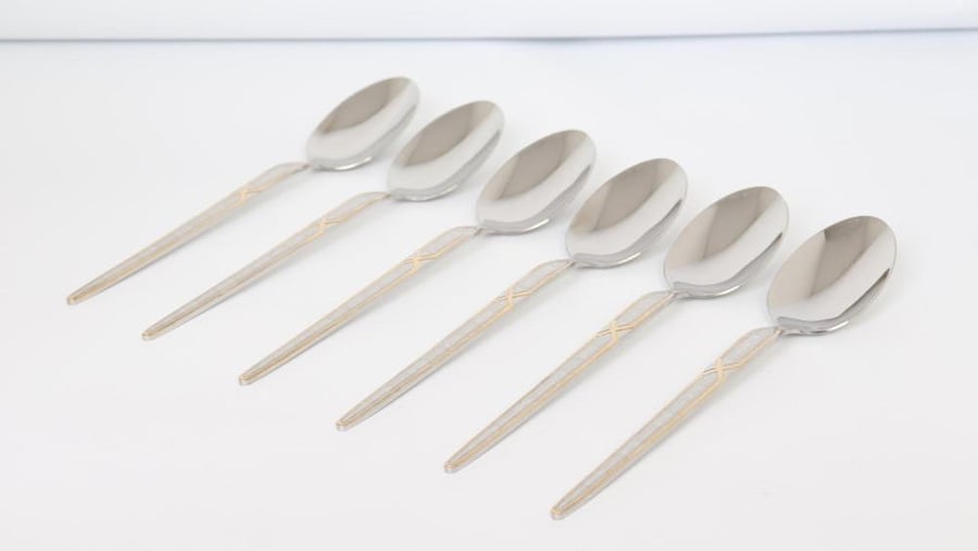 Stainless steel spoon set in medium size with a modern design consisting of 6 pieces