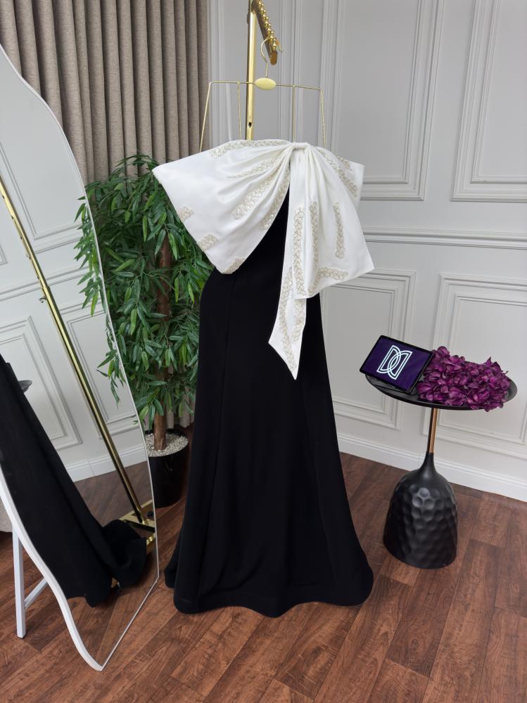 Black lightning-colored dress with white chest, crepe fabric, embroidery, flared