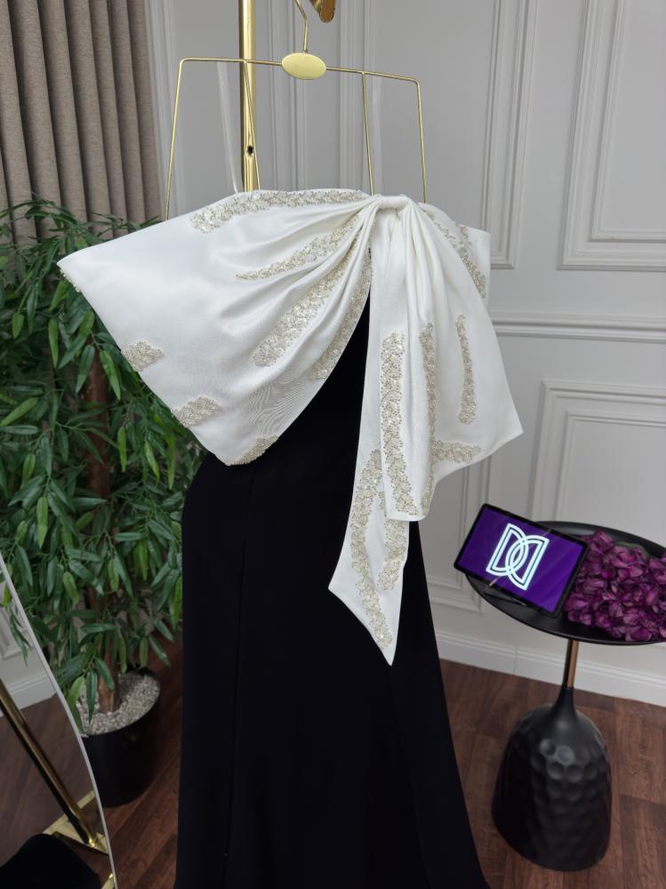 Black lightning-colored dress with white chest, crepe fabric, embroidery, flared
