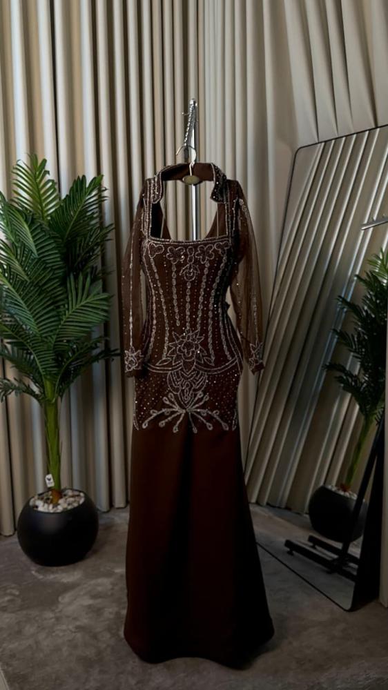The material Barbie embroidery original brown color long sleeve covering dress.