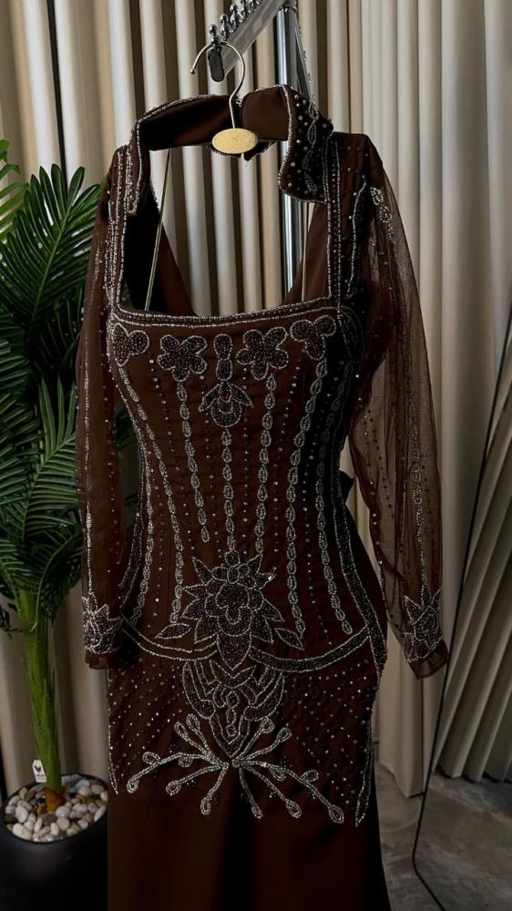 The material Barbie embroidery original brown color long sleeve covering dress.