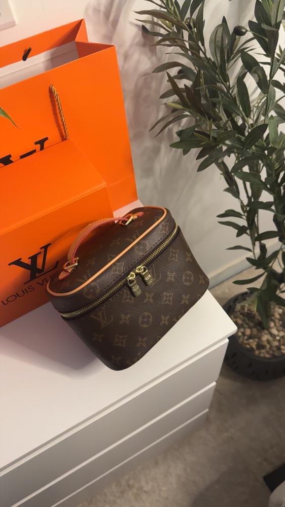 شنطة مكياج LV