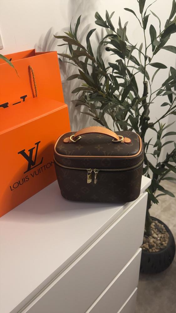 شنطة مكياج LV