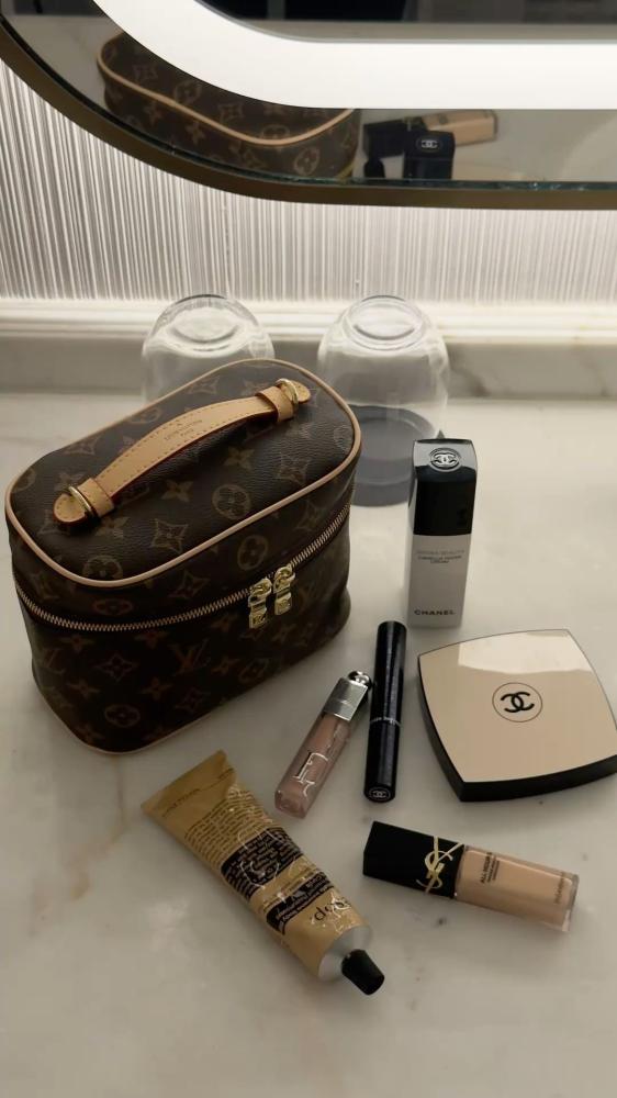 شنطة مكياج LV