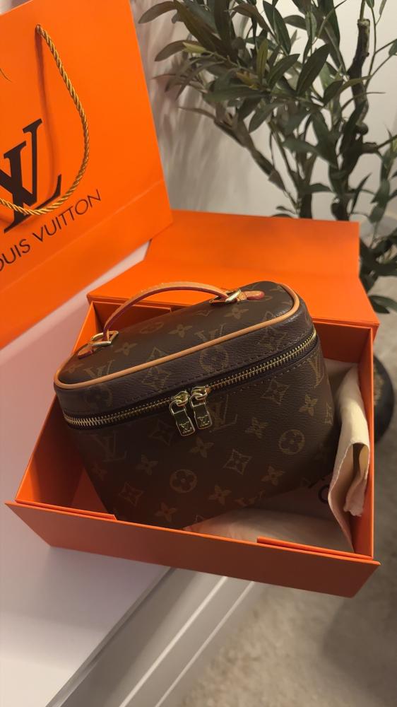شنطة مكياج LV