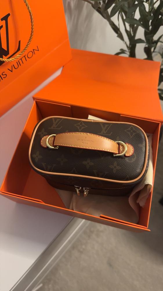شنطة مكياج LV