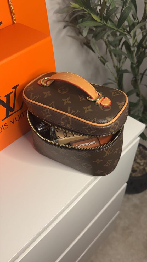شنطة مكياج LV
