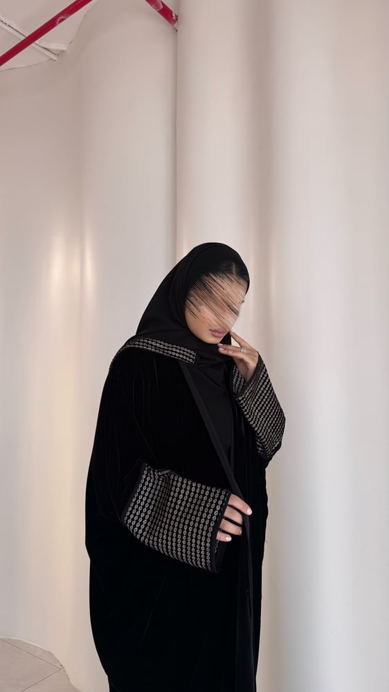 عباية سوداء مطرزة