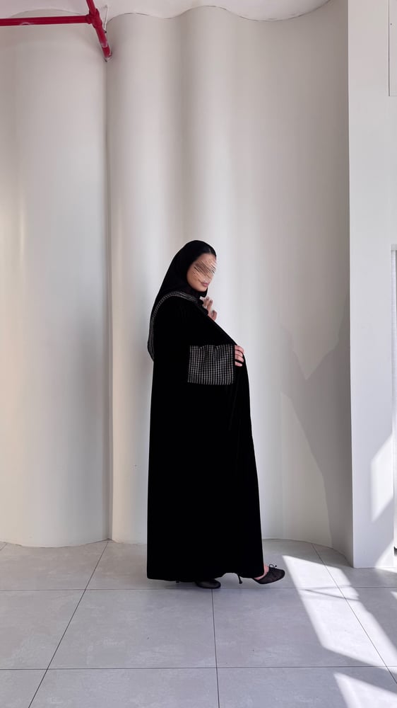 عباية سوداء مطرزة