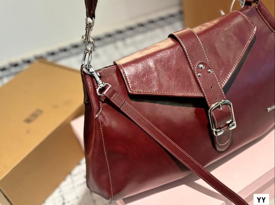 شنطة كتف “Miu Charm” من Miu Miu عنابي وأسود
