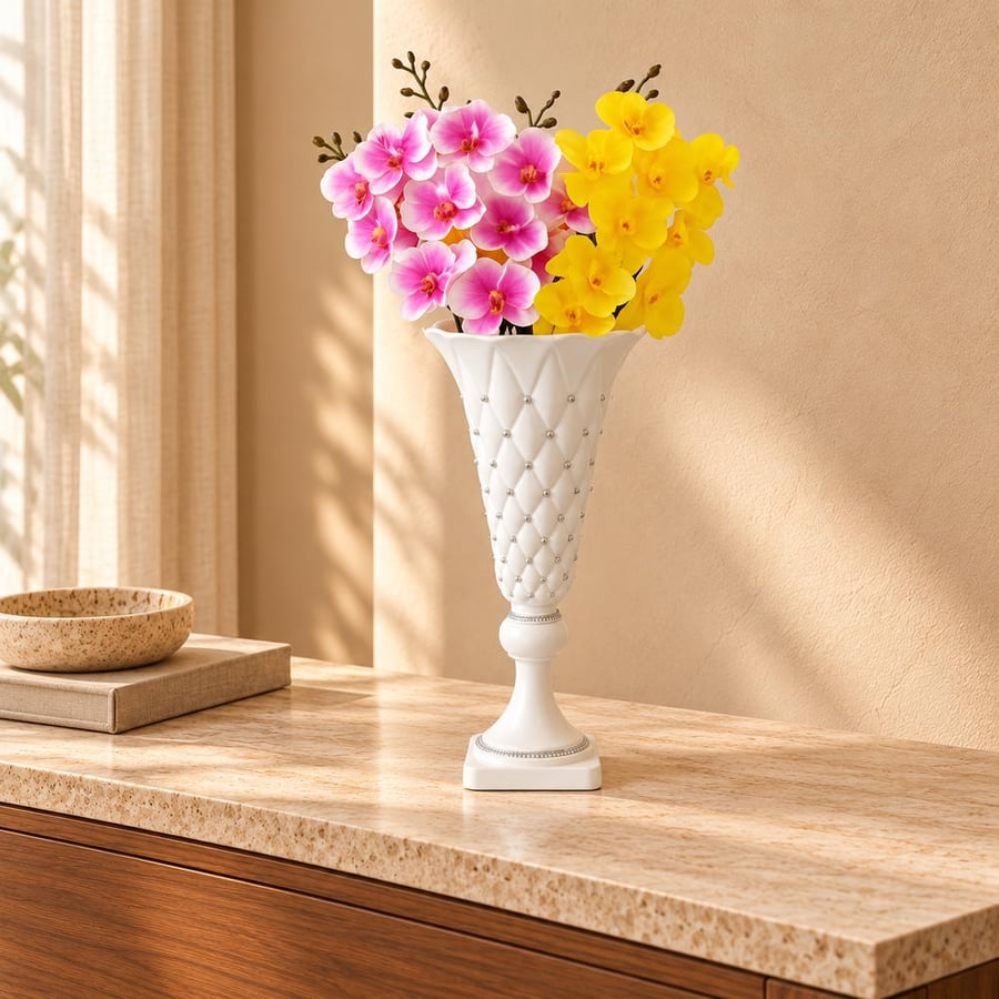 فازة بلاستيك ديكورية بلون أبيض بتصميم عملي