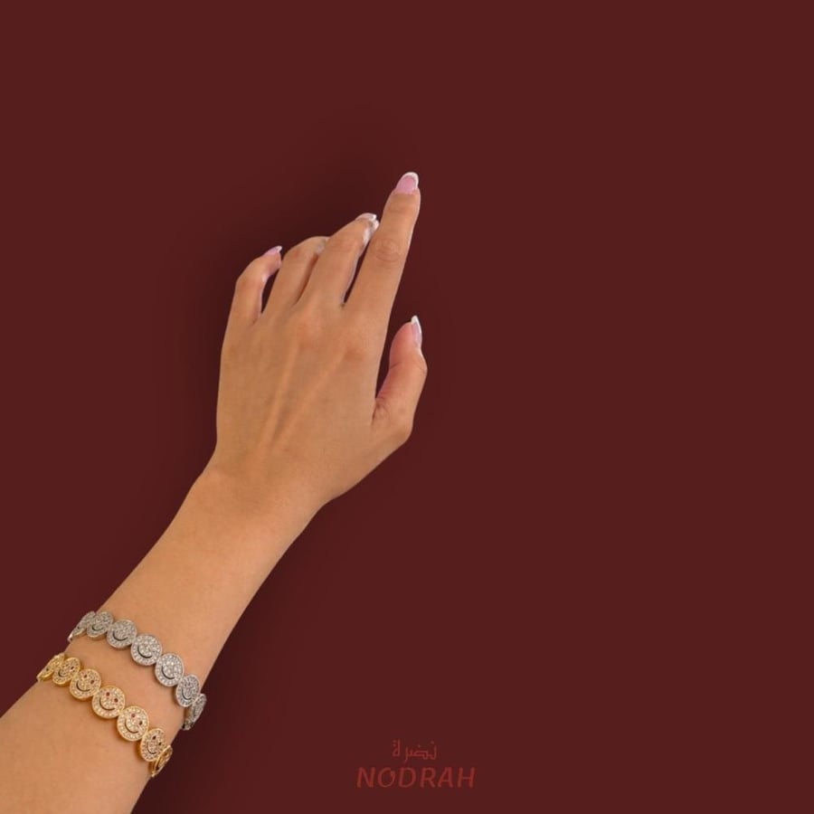Smile bracelet standing