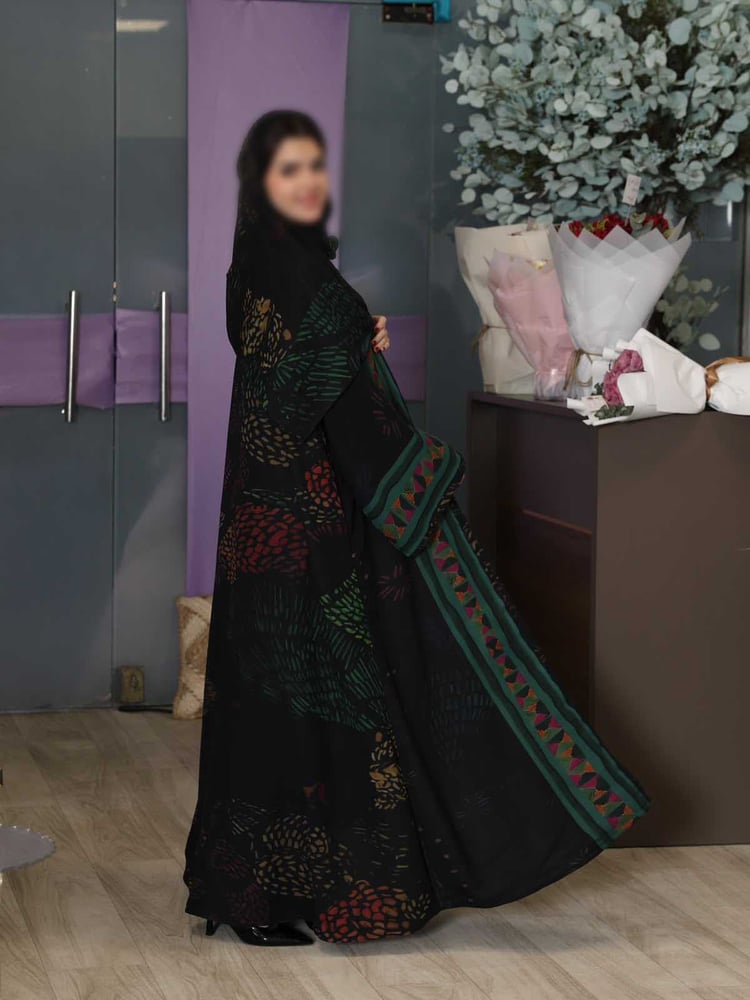 عباية جوان لون اسود ملكي بنقوش ملونة