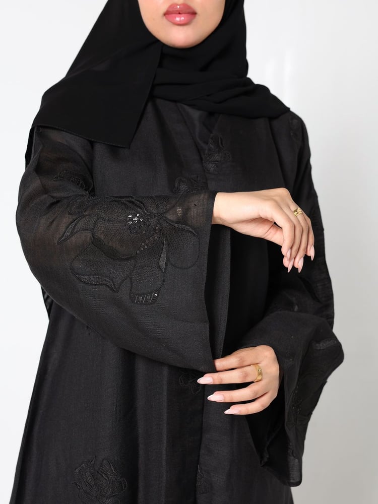 عباية سُدىَ نسيج جاكار هندي فاخر بتطريز أسود ملكي.