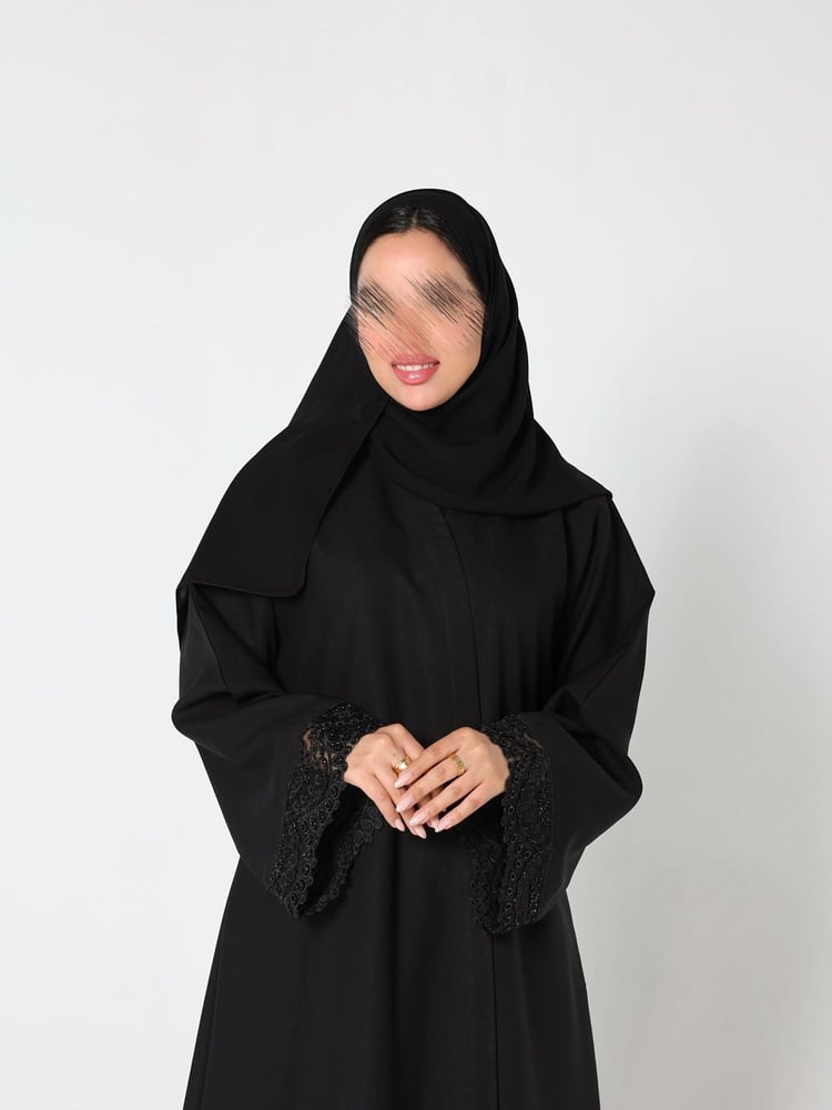 عباية ندوة بريق المناسبات بلمسة الكتان وكلفة الدانتيل