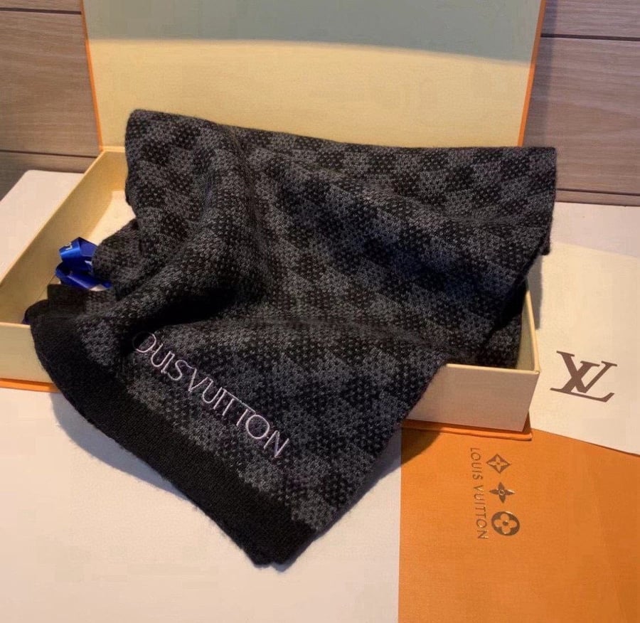 LV scarf