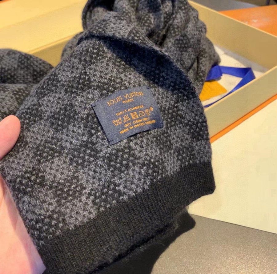 LV scarf