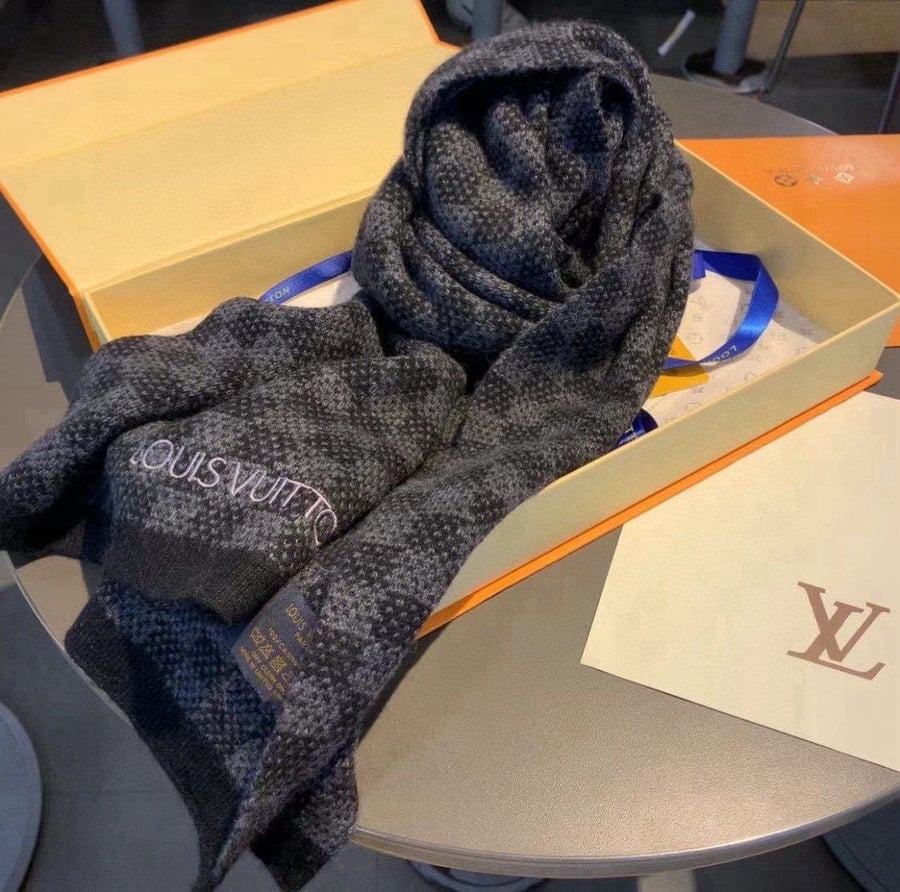 LV scarf