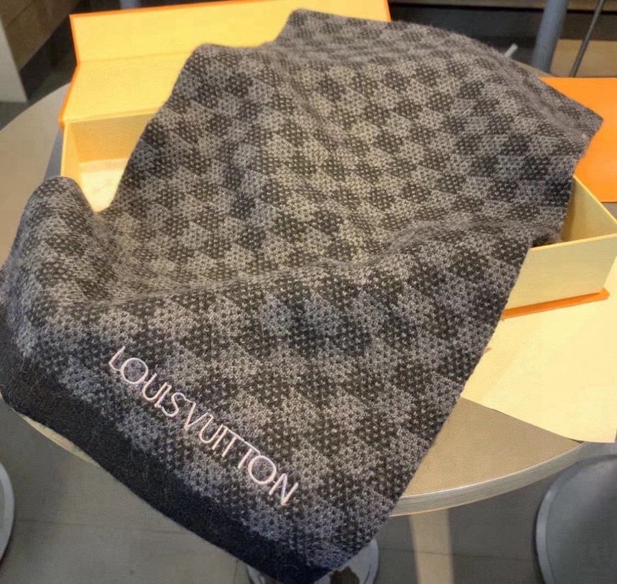 LV scarf