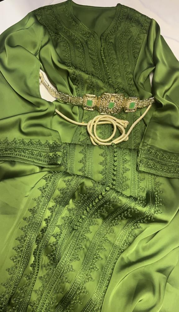 Green herbal color kaftan very beautiful and distinctive, embroidered silk, the piece complete with three sides and sleeves