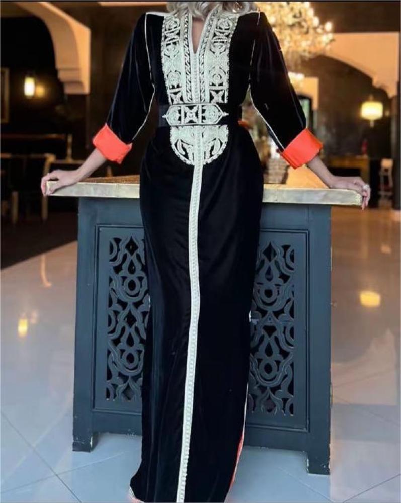 Moroccan silk kaftan with fully inner lining made of eye-catching silk fabric.