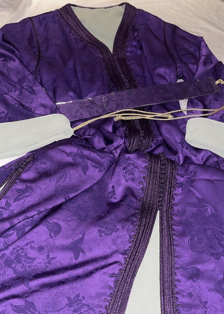Caftan in lavender color, distinctive colors, one piece of each color to stand out, embroidered piece in front and sleeves, lined with a matching color to highlight your femininity and make you stand out.