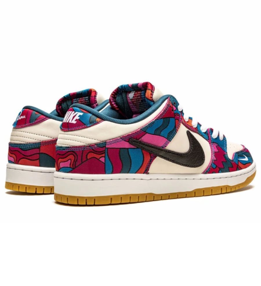 Nike SB Dunk Low - Parra Abstract Art - Fireberry/Black  هذا الحذاء هو ثمرة التعاون الفني المذهل بين نايكي والفنان الهولندي "بارا" (Parra)، ويأتي بإصدار SB Dunk Low "Abstract Art". يعتبر هذا الحذاء قطعة فنية متحركة تعكس أسلوب بارا التجريدي الشهير بألوانه 
