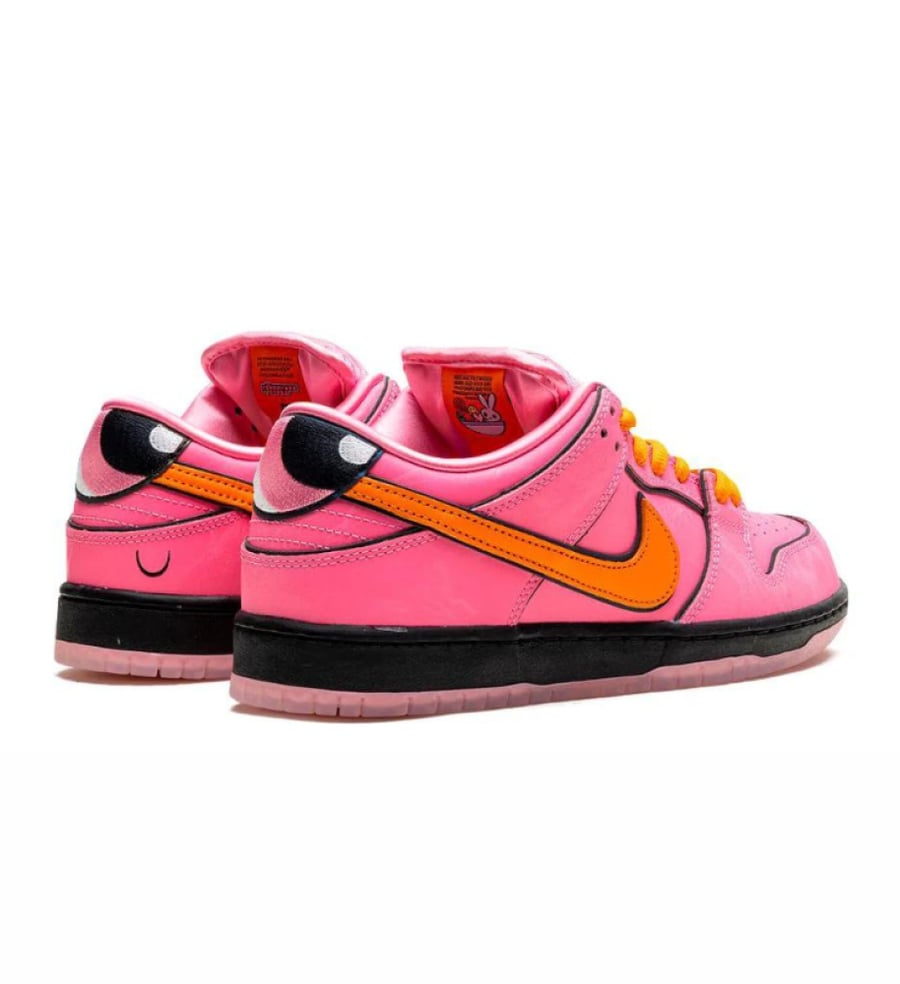 Nike SB Dunk Low - The Powerpuff Girls "Blossom" - Lotus Pink/Magma Orange  هذا الحذاء هو الإصدار الخاص والأكثر تميزاً Nike SB Dunk Low "Blossom"، المستوحى من شخصية "بلوسوم" القائدة الذكية لفتيات القوة (The Powerpuff Girls). يجمع التصميم بين اللون الوردي 