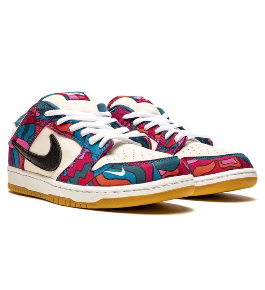 Nike SB Dunk Low - Parra Abstract Art - Fireberry/Black  هذا الحذاء هو ثمرة التعاون الفني المذهل بين نايكي والفنان الهولندي "بارا" (Parra)، ويأتي بإصدار SB Dunk Low "Abstract Art". يعتبر هذا الحذاء قطعة فنية متحركة تعكس أسلوب بارا التجريدي الشهير بألوانه 