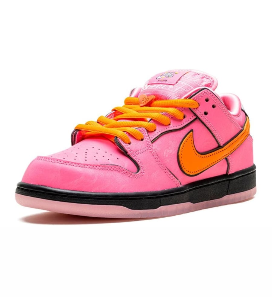 Nike SB Dunk Low - The Powerpuff Girls "Blossom" - Lotus Pink/Magma Orange  هذا الحذاء هو الإصدار الخاص والأكثر تميزاً Nike SB Dunk Low "Blossom"، المستوحى من شخصية "بلوسوم" القائدة الذكية لفتيات القوة (The Powerpuff Girls). يجمع التصميم بين اللون الوردي 