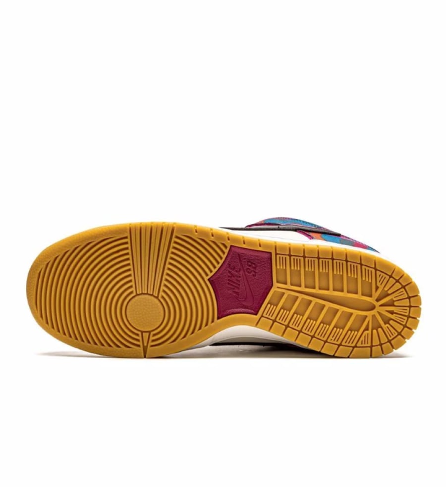 Nike SB Dunk Low - Parra Abstract Art - Fireberry/Black  هذا الحذاء هو ثمرة التعاون الفني المذهل بين نايكي والفنان الهولندي "بارا" (Parra)، ويأتي بإصدار SB Dunk Low "Abstract Art". يعتبر هذا الحذاء قطعة فنية متحركة تعكس أسلوب بارا التجريدي الشهير بألوانه 