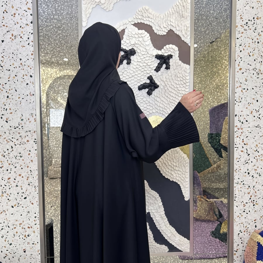 عباية سوداء بكسرات ناعمة على الأطراف و الأكمام  مع طرحة